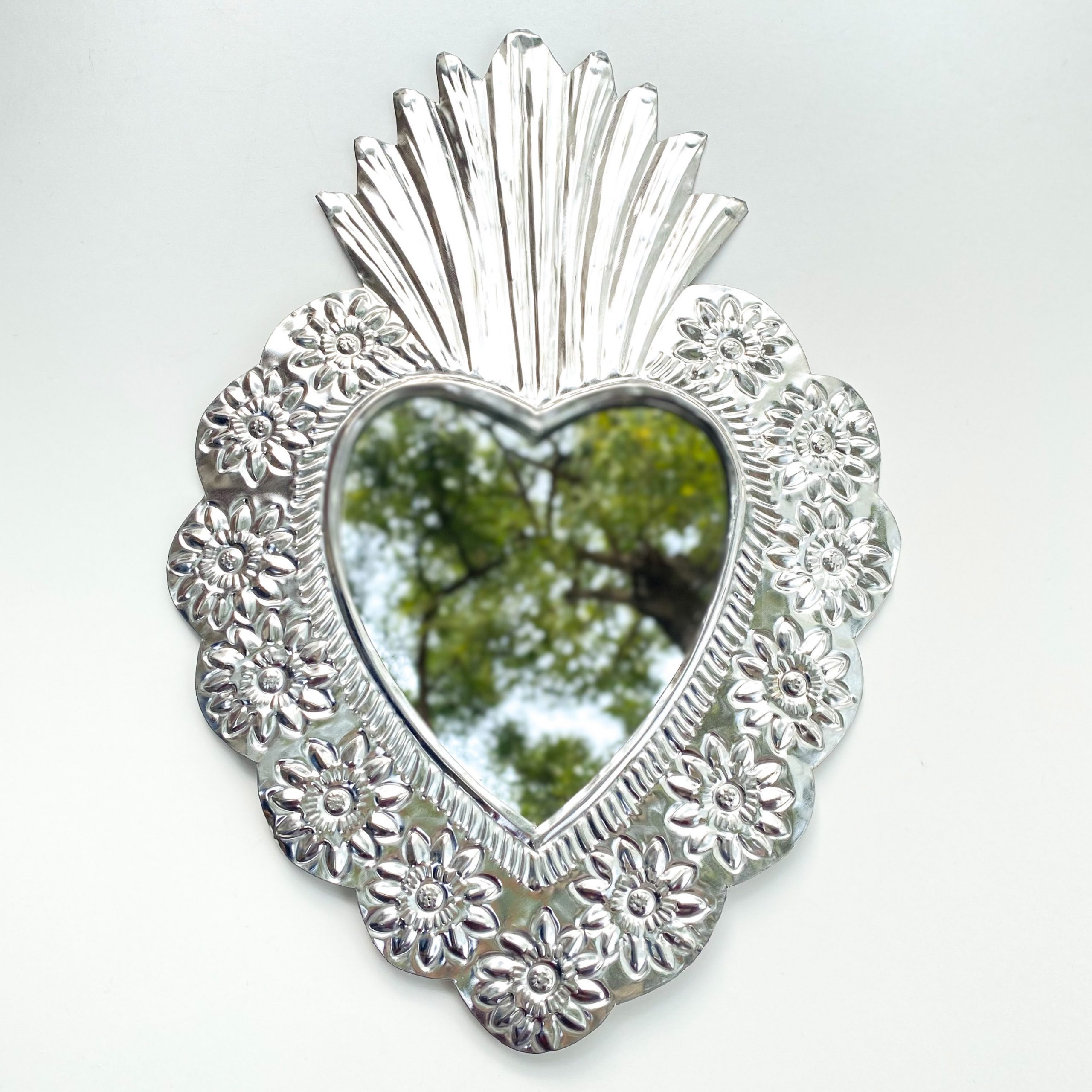 Espejo corazón de hojalata 30 cm