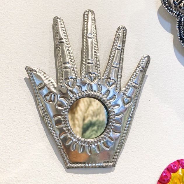 Mano hojalata con espejo - 14 cm